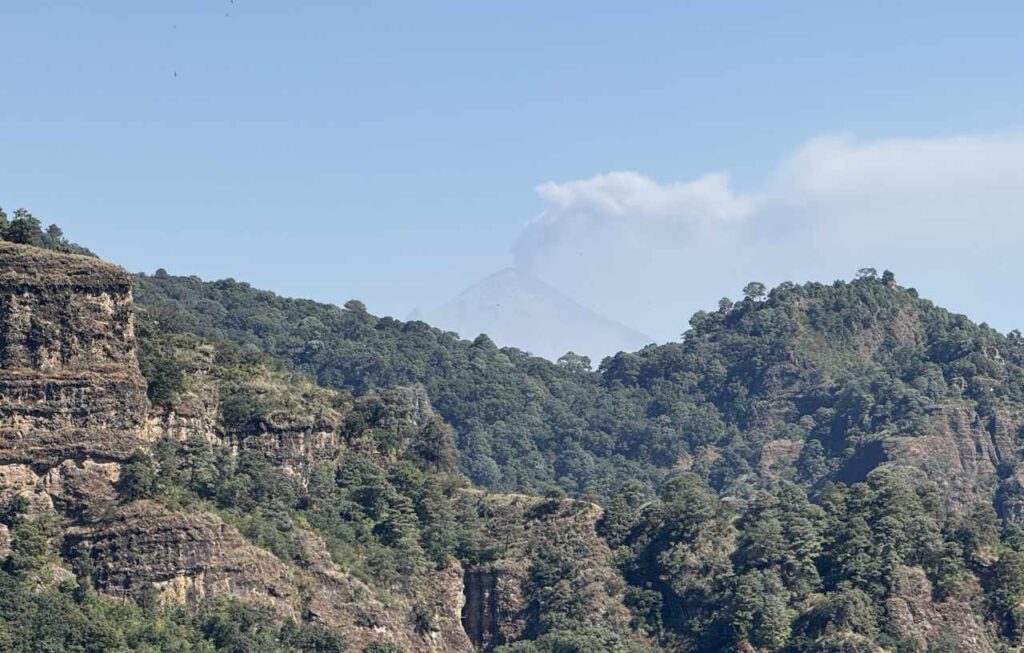 El Popocatépetl Smoking From Tepoztlan